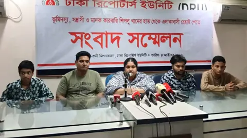 বাবার ১৭ ফ্ল্যাট, অথচ ৪ হাজার টাকার বাসায় থাকি, ভাইয়ের বিরুদ্ধে বোনের অভিযোগ