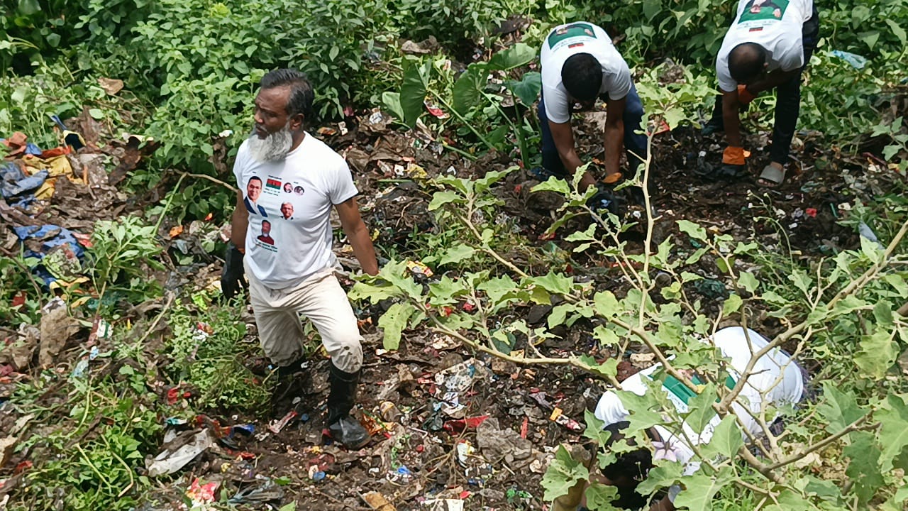 উত্তরায় বিএনপি নেতাকর্মীদের পরিচ্ছন্নতা অভিযান