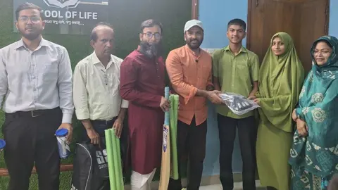শিক্ষার্থীদের মাঠমুখী করতে ক্রিকেট সামগ্রী বিতরণ 
