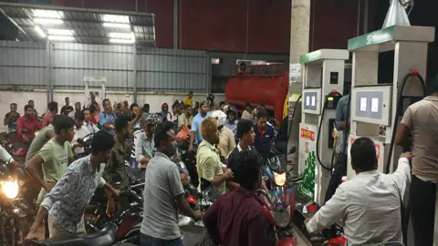 জ্বালানি তেলের দাম বাড়ানোর রাতেই পাম্পে মারামারি