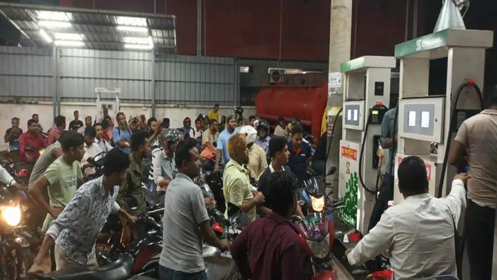 জ্বালানি তেলের দাম বাড়ানোর মধ্যরাতে পাম্পে ক্রেতা-বিক্রেতার বচসা-হট্টগোল