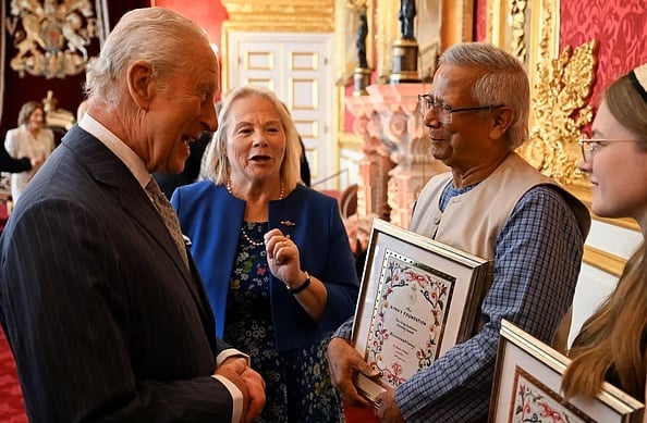 ‘কিংস চার্লস হারমনি অ্যাওয়ার্ড’ গ্রহণ করলেন ড. ইউনূস