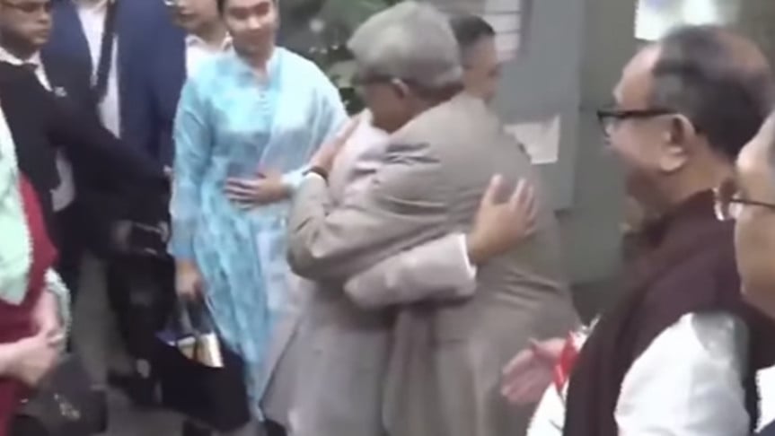 বিমানবন্দরে মির্জা ফখরুলকে জড়িয়ে ধরেন তারেক রহমান