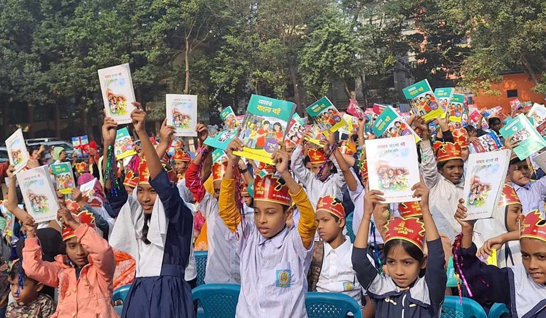 বছরের শুরুতেই হাতে হাতে নতুন বই, শিক্ষার্থীদের উচ্ছ্বাস