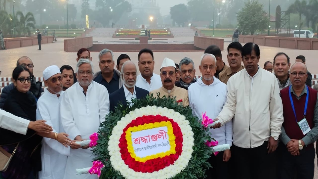 পথে তারেক রহমান, মঈন খানের নেতৃত্বে স্মৃতিসৌধে শ্রদ্ধা