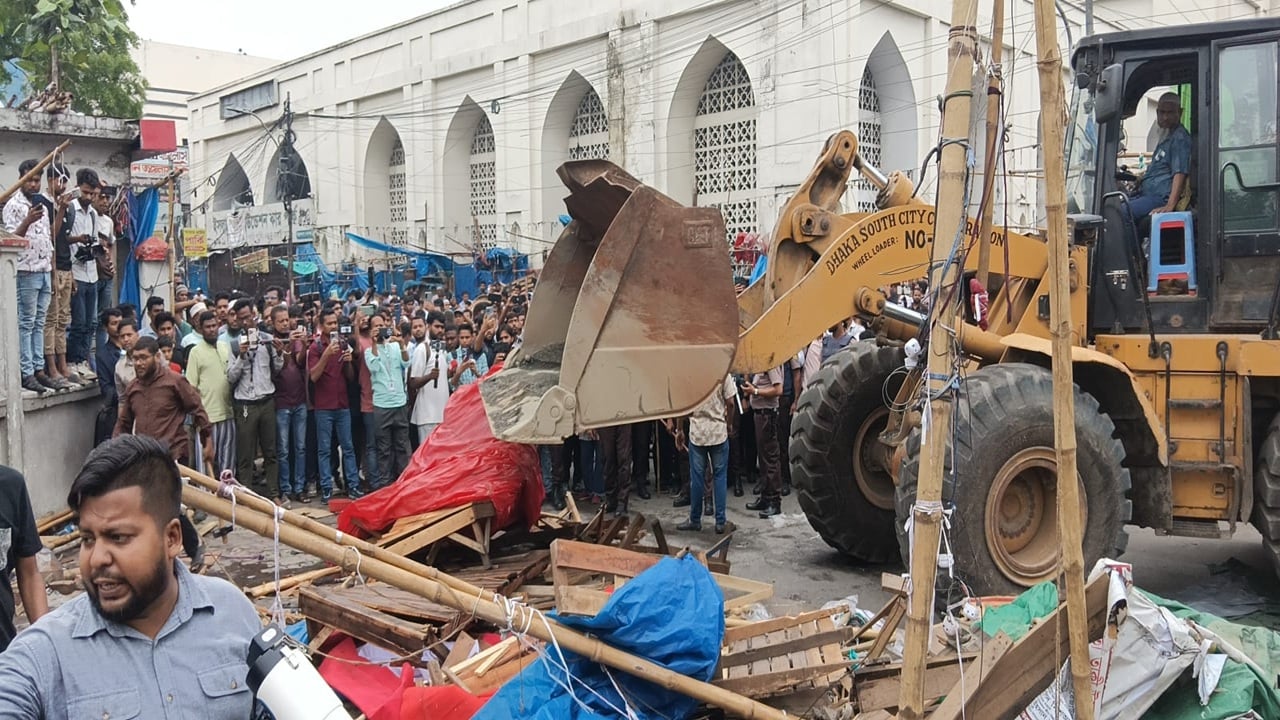 অবৈধ কাউন্টার উচ্ছেদ ও ফুটপাত দখলমুক্ত করতে ডিএসসিসির অভিযান