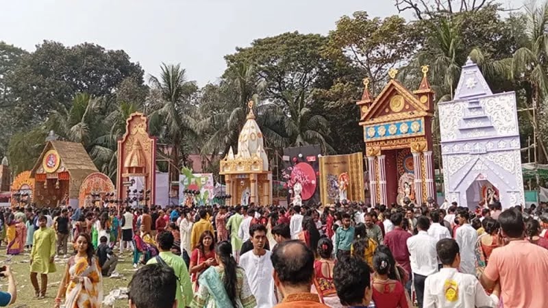 ঢাকা বিশ্ববিদ্যালয়ে ৭৬ মণ্ডপে দেবী সরস্বতীর আরাধনা