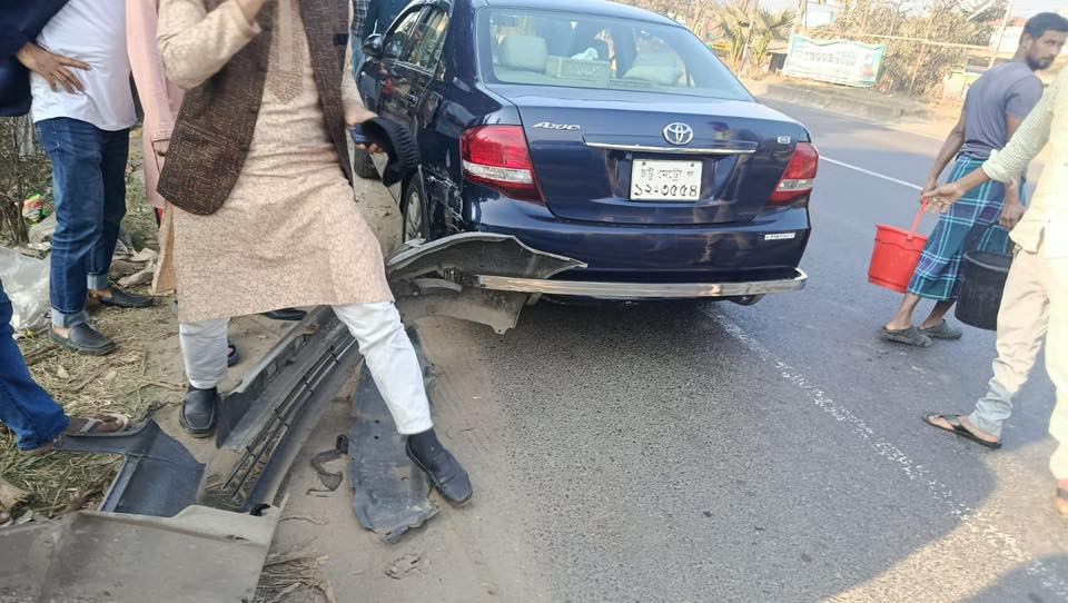 সীতাকুণ্ডে জামায়াত প্রার্থীর গাড়িকে পেছন থেকে অন্য গাড়ির ধাক্কা