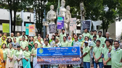 আত্মহত্যা প্রতিরোধে বদলাতে হবে দৃষ্টিভঙ্গি