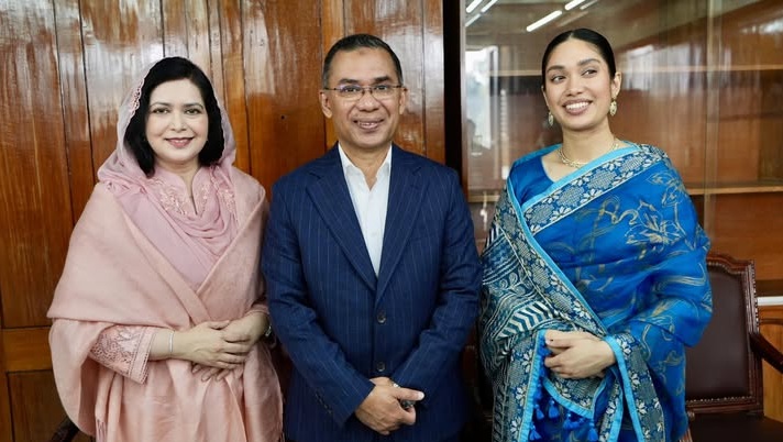 সপরিবারে ‘বনলতা এক্সপ্রেস’ সিনেমা দেখতে গেলেন প্রধানমন্ত্রী