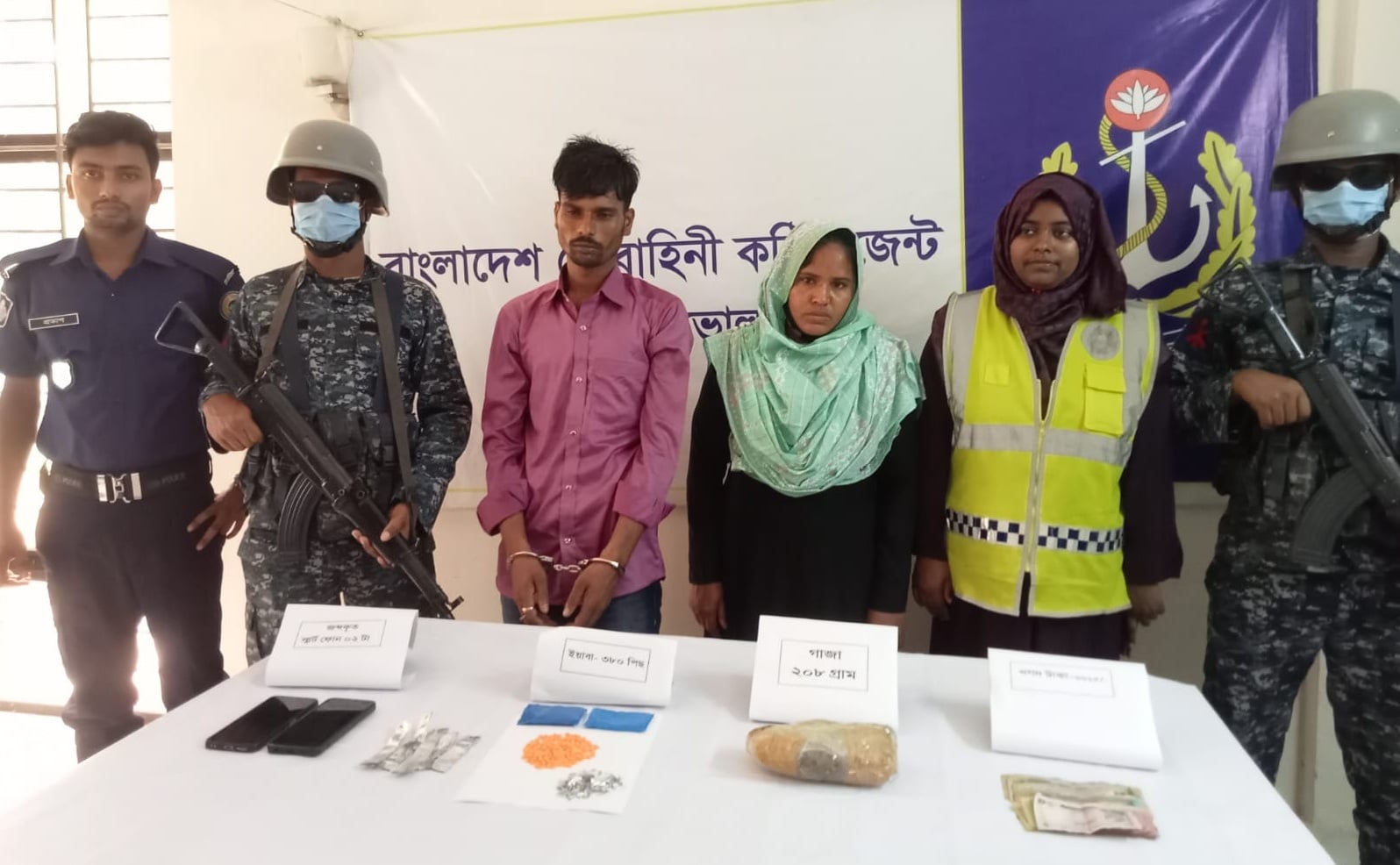 মনপুরায় নৌবাহিনী ও পুলিশের যৌথ অভিযানে দুই মাদক ব্যবসায়ী আটক