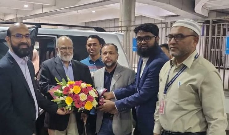 চিকিৎসা শেষে দেশে ফিরেছেন খন্দকার মোশাররফ