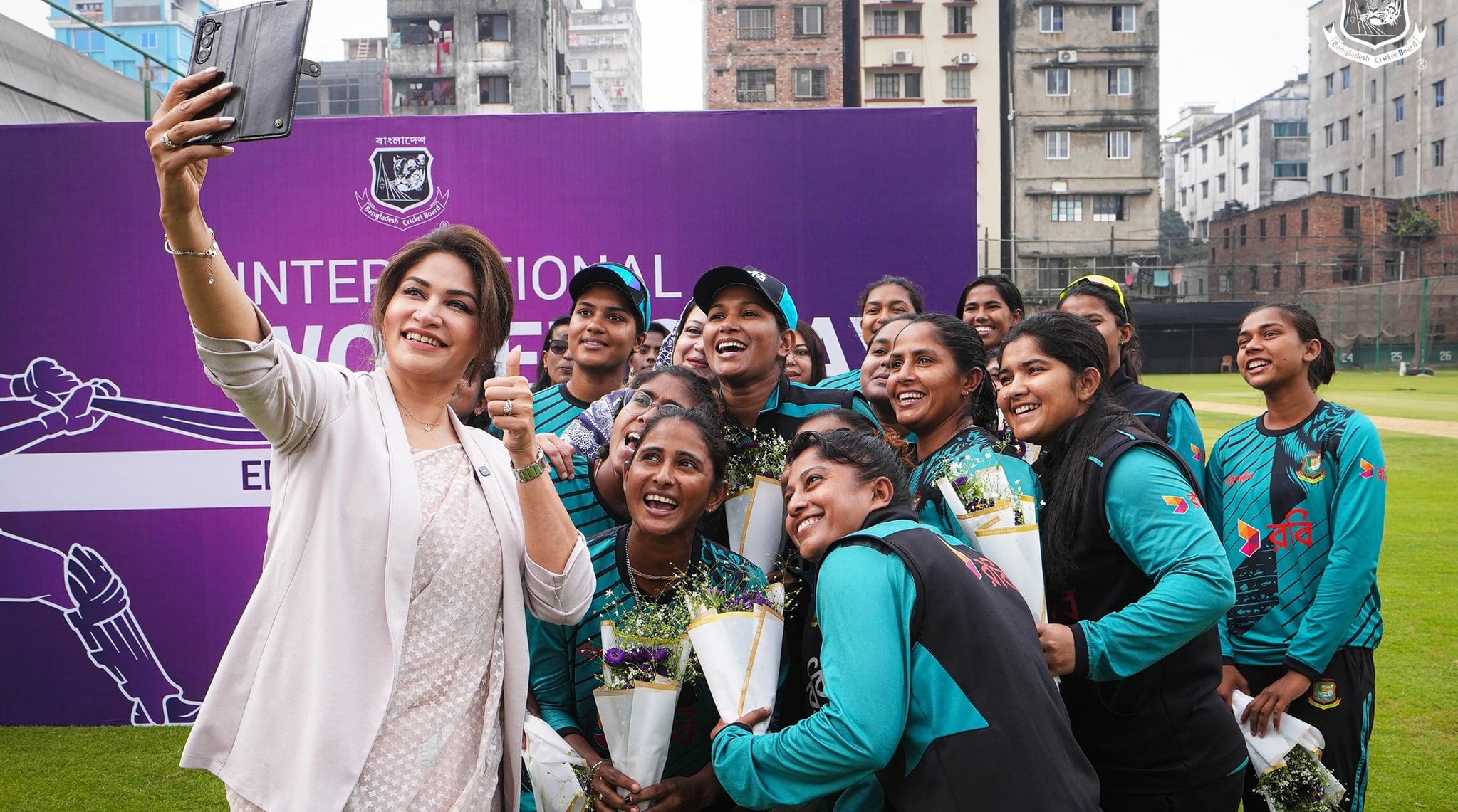 নারী ক্রিকেটারদের ফুলেল শুভেচ্ছা