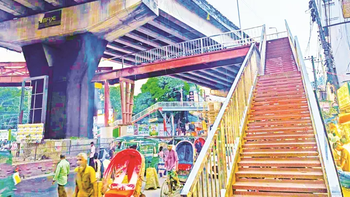 চসিকের সবচেয়ে বড় ফুটওভার ব্রিজে সংকীর্ণ সিঁড়ি, সমালোচনা