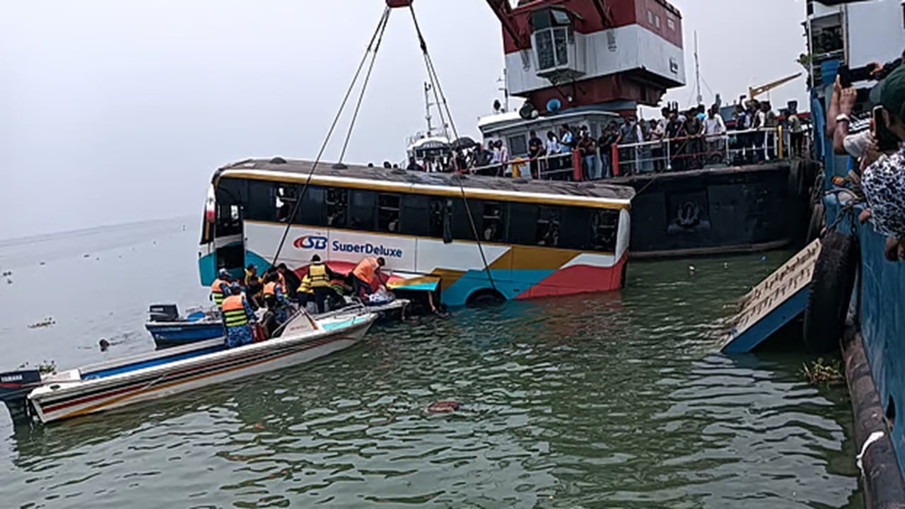 দৌলতদিয়া ঘাটে বাস নদীতে পড়ে যাওয়ার ঘটনা তদন্তে কমিটি গঠন