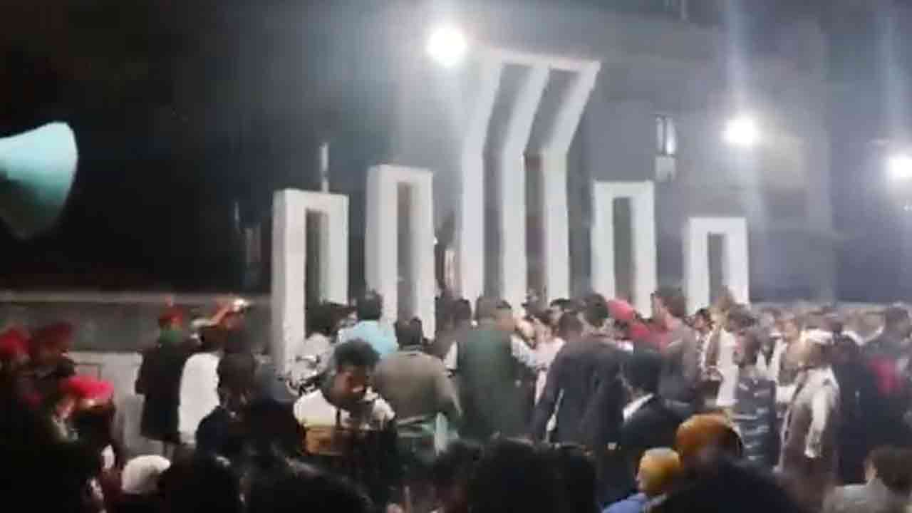 শহীদ মিনারে ফুল দেওয়া নিয়ে বিএনপি-ছাত্রদল সংঘর্ষ, আহত ২