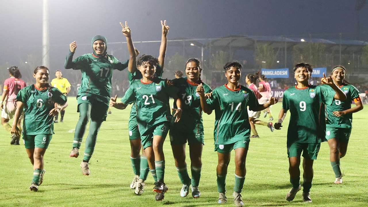 এক ম্যাচ দুই মাঠে খেলে জিতল বাংলাদেশ