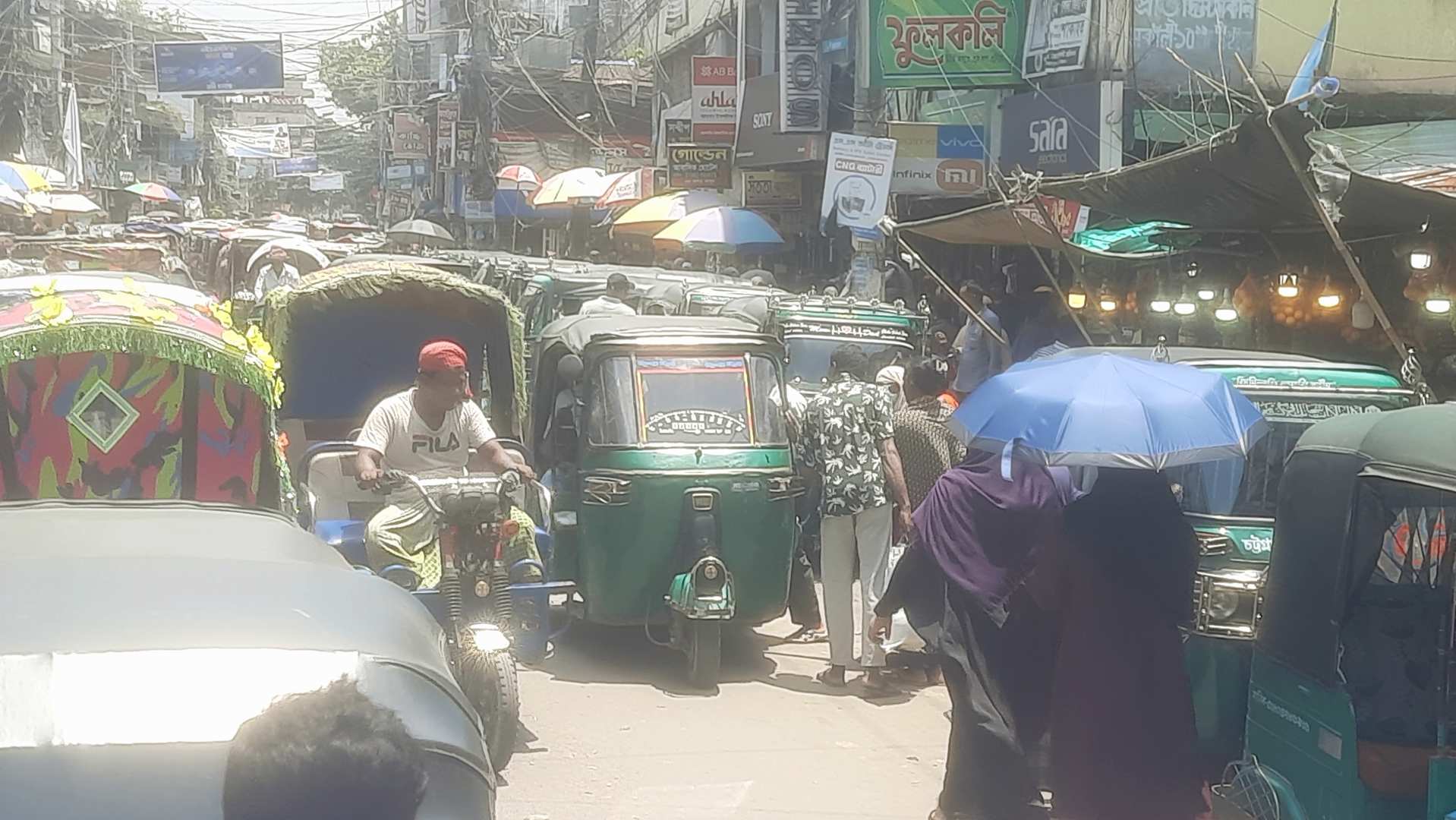 ফুটপাত দখল-অবৈধ পার্কিংয়ে নাকাল সীতাকুণ্ড