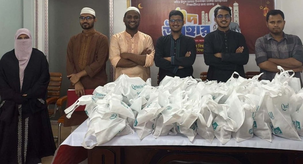 ঢাকায় অবস্থানরত দুই শতাধিক শিক্ষার্থীকে জকসুর ঈদ উপহার
