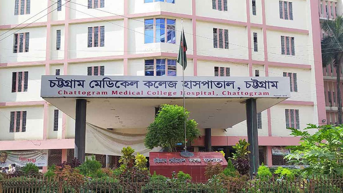 সীতাকুণ্ডে দুই সাংবাদিকের ওপর সন্ত্রাসী হামলা, পুলিশের নিষ্ক্রিয়তা নিয়ে প্রশ্ন
