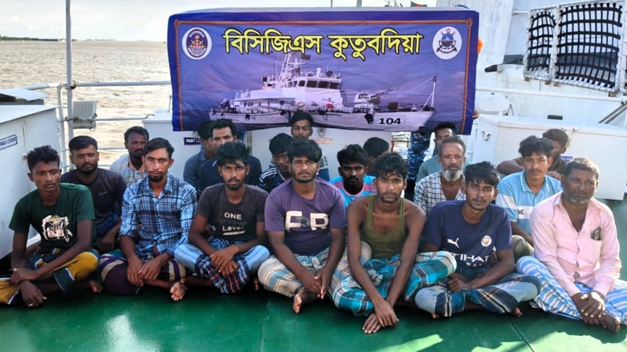 গভীর সমুদ্রে ভাসতে থাকা মাছ ধরার ট্রলারসহ ১৯ জেলে উদ্ধার