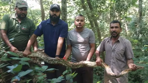 জালে আটকা পড়ল ৯ ফুটের অজগর