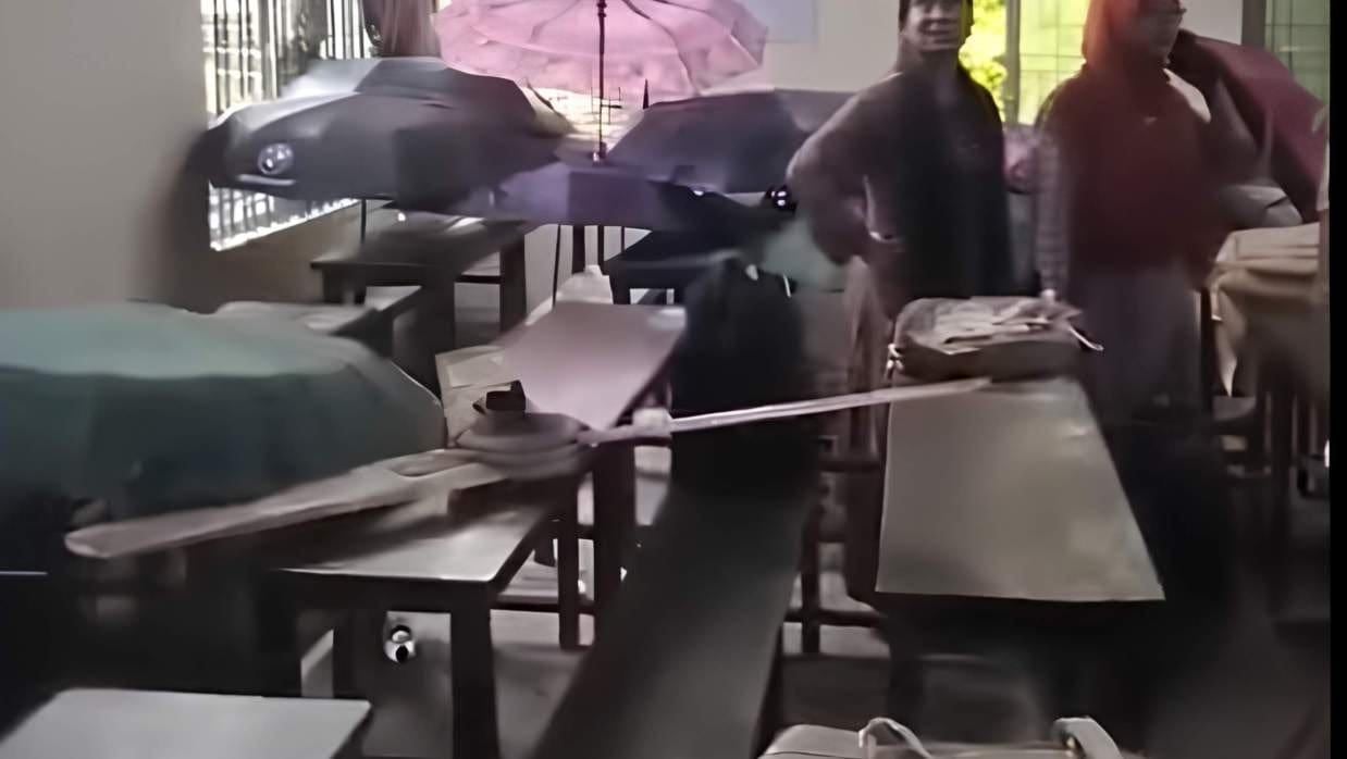 ক্লাস চলাকালে সিলিং ফ্যান পড়ে আহত জবি শিক্ষার্থী