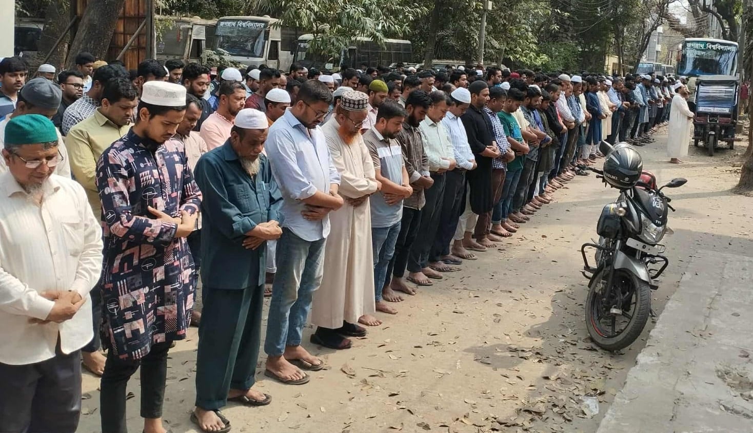 জবিতে আলী খামেনির গায়েবানা জানাযা অনুষ্ঠিত