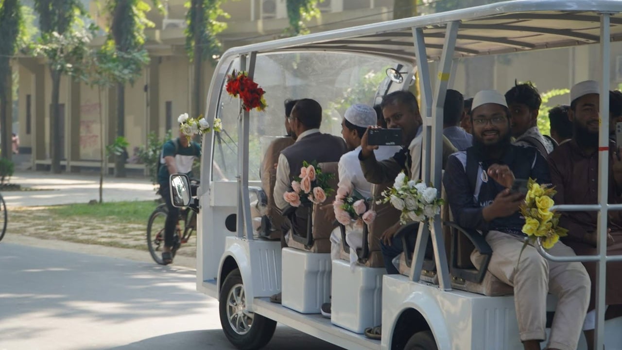 ভাড়া জটিলতা, লোকসান ও যান্ত্রিক ত্রুটিতে ৪ মাসেই বন্ধ রাবির ই-কার সেবা