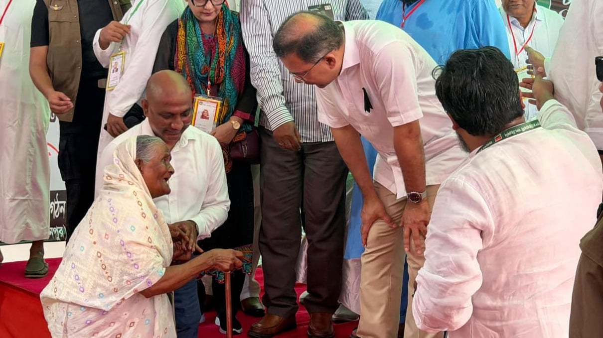 প্রধানমন্ত্রীকে কাছে পেয়ে নূরজাহান বেগমের দীর্ঘদিনের স্বপ্ন পূরণ