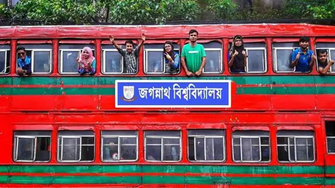 জগন্নাথ বিশ্ববিদ্যালয়ের বাসে সিট দখল-ধূমপান নিষিদ্ধ