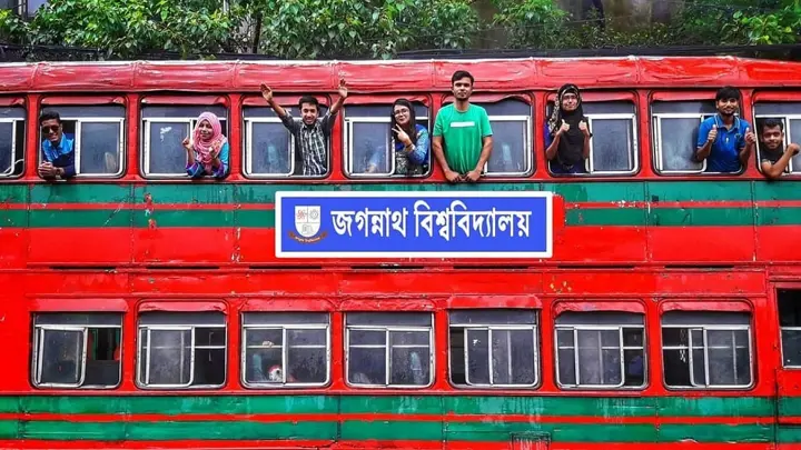 জগন্নাথ বিশ্ববিদ্যালয়ের বাসে সিট দখল-ধূমপান নিষিদ্ধ