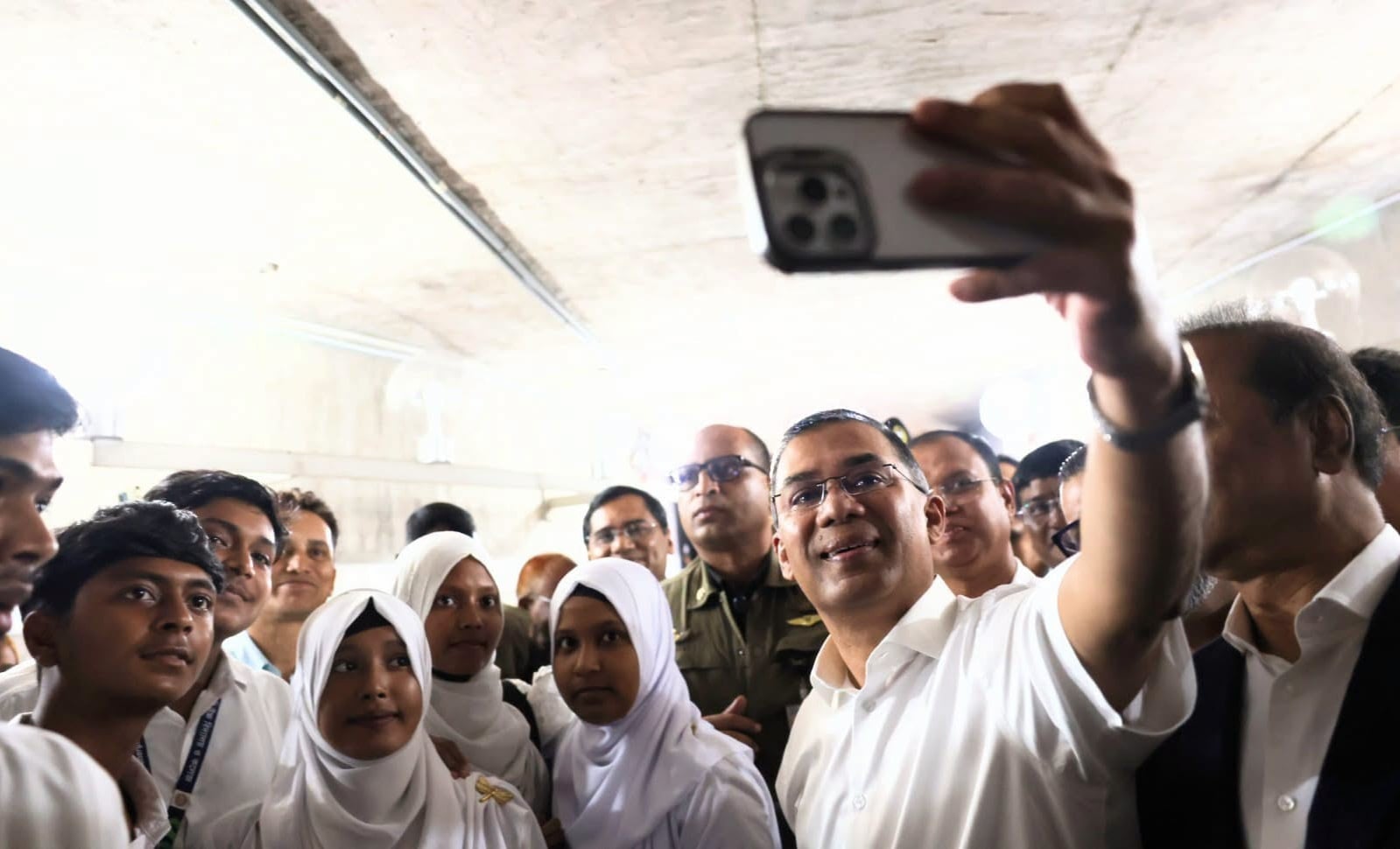 শিক্ষার্থীদের সঙ্গে সেলফি তুললেন প্রধানমন্ত্রী
