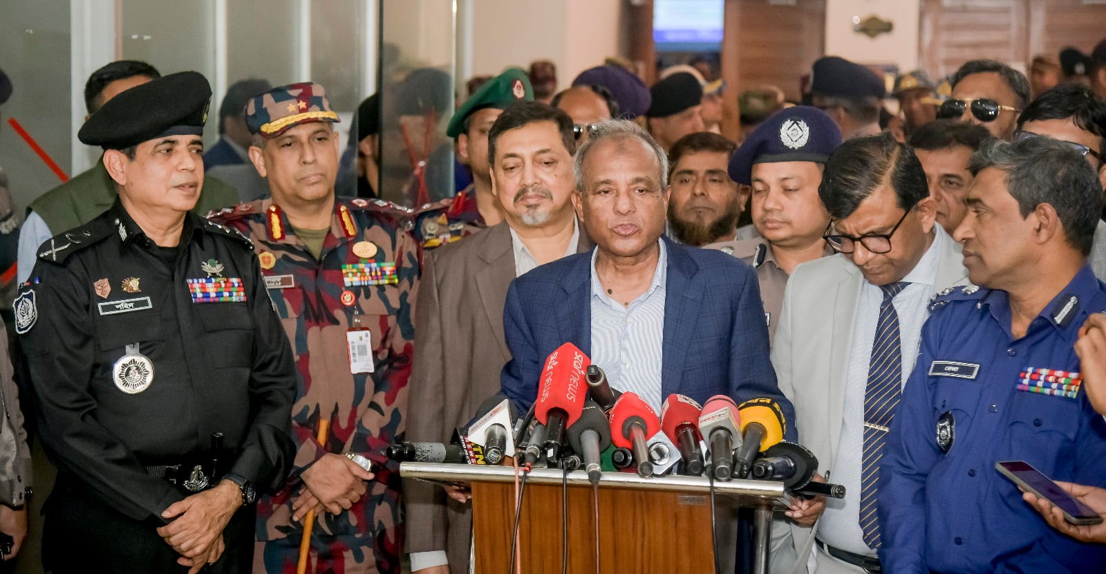 আইনশৃঙ্খলা বাহিনীকে নিষ্ঠার সঙ্গে দায়িত্ব পালনের নির্দেশ স্বরাষ্ট্র উপদেষ্টার