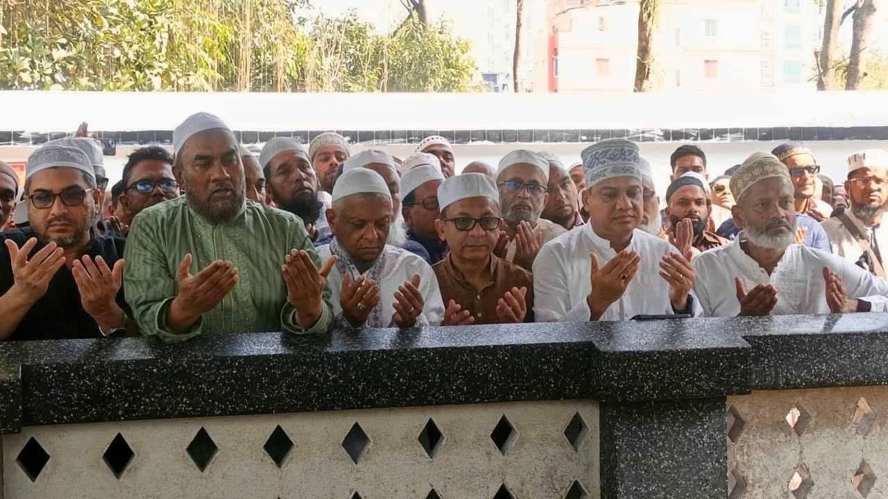 এক সাথে শাহজালালের মাজার জিয়ারত করলেন সিলেটের দুই মন্ত্রী