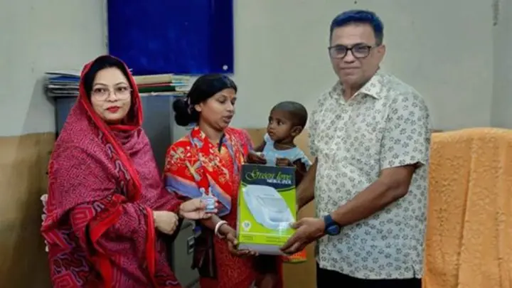 দেড় বছরের নন্দিতার পাশে সমাজসেবা কর্মকর্তা সাজ্জাদ