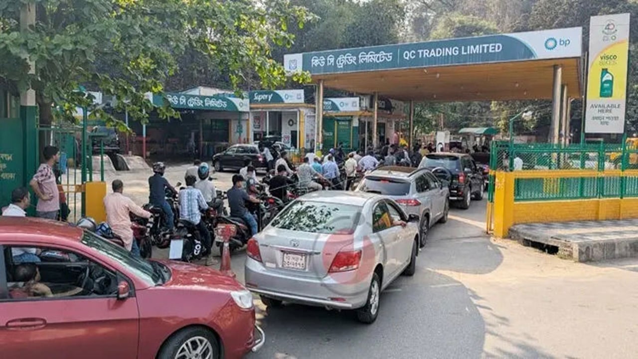 চট্টগ্রামে পাম্পগুলোতে চালকদের দীর্ঘ লাইন, জ্বালানি পেতে হট্টগোল