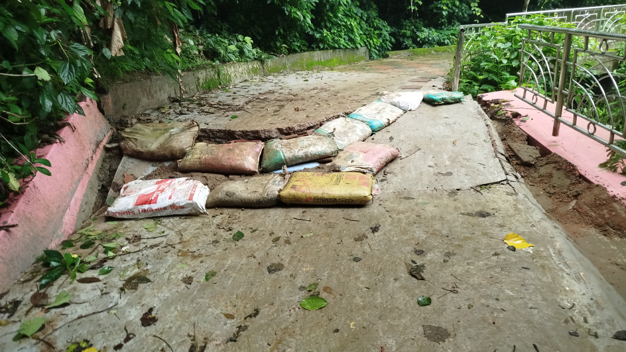 চলাচলের উপযোগী হলো দেবে যাওয়া মাধবকুণ্ড জলপ্রপাতের রাস্তা