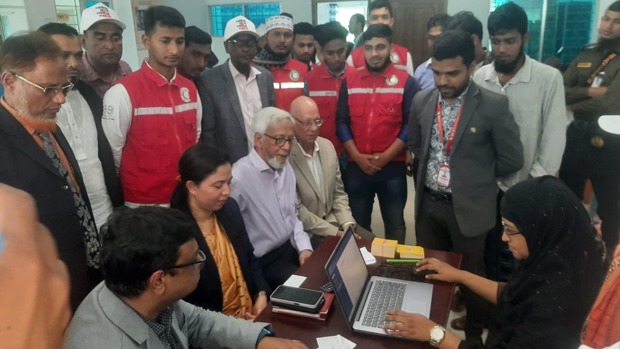 চক্ষু চিকিৎসা সেবা দিতে চরফ্যাশনে মার্কিন নাগরিক