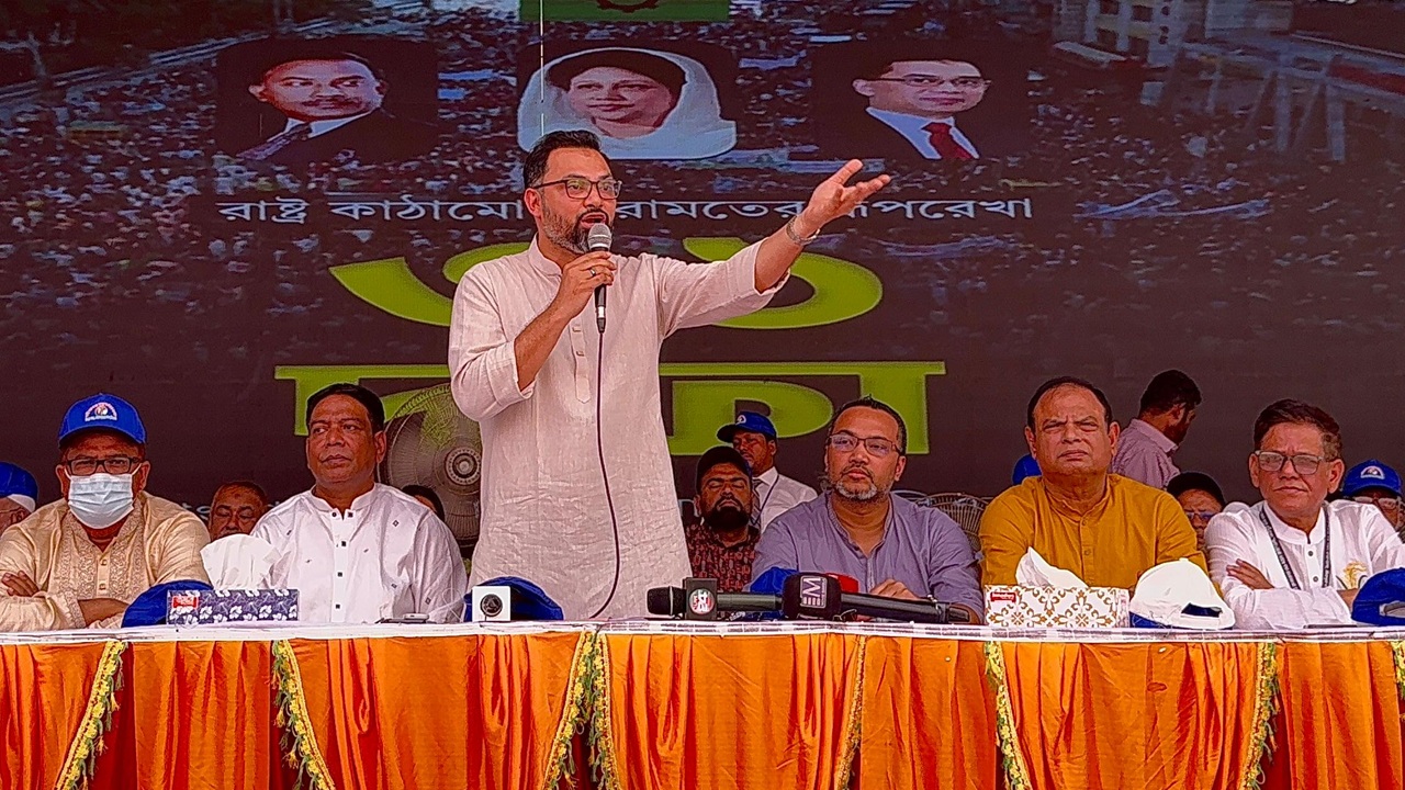 সরকারের ভেতরে থেকে একটি নতুন রাজনৈতিক দল সুবিধা নিচ্ছে