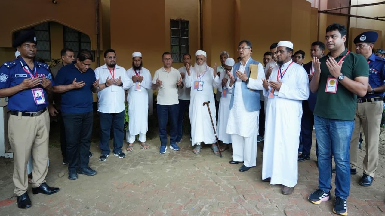 শাহ আহমদ শফীর কবর জিয়ারত করলেন প্রধানমন্ত্রী