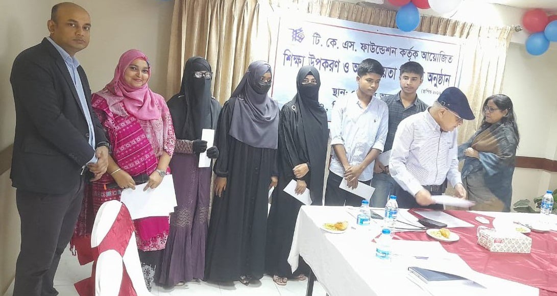 আমার দেশ-এ সংবাদ প্রকাশের পর সহায়তা পেল মেধাবী ৬ শিক্ষার্থী