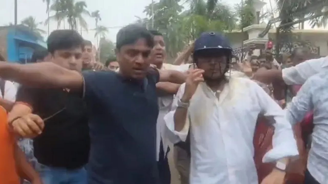তৃণমূল নেতা অভিষেক বন্দ্যোপাধ্যায়কে ডিম নিক্ষেপ, মারধর