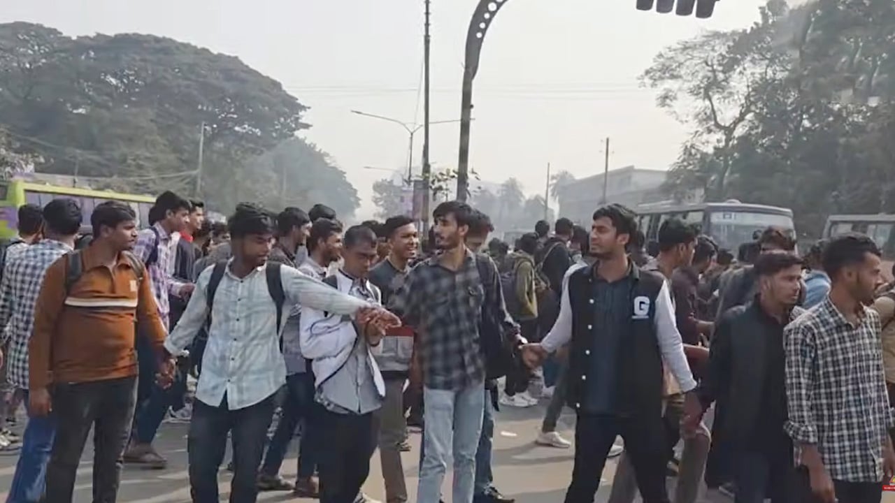 ঢাকার তিন স্থানে সাত কলেজের শিক্ষার্থীদের সড়ক অবরোধ