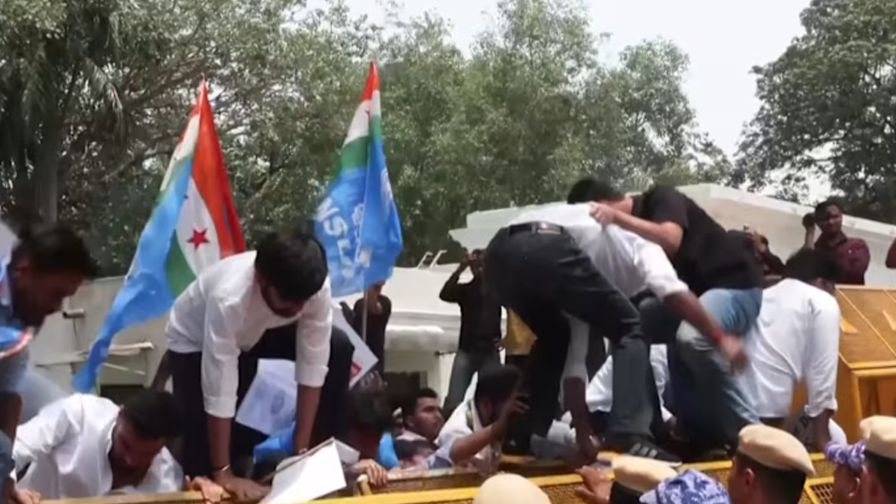 ভারতে মেডিকেল ভর্তি প্রীক্ষায়ও কেলেঙ্কারি, ক্ষোভে ফুঁসছে তরুণ প্রজন্ম