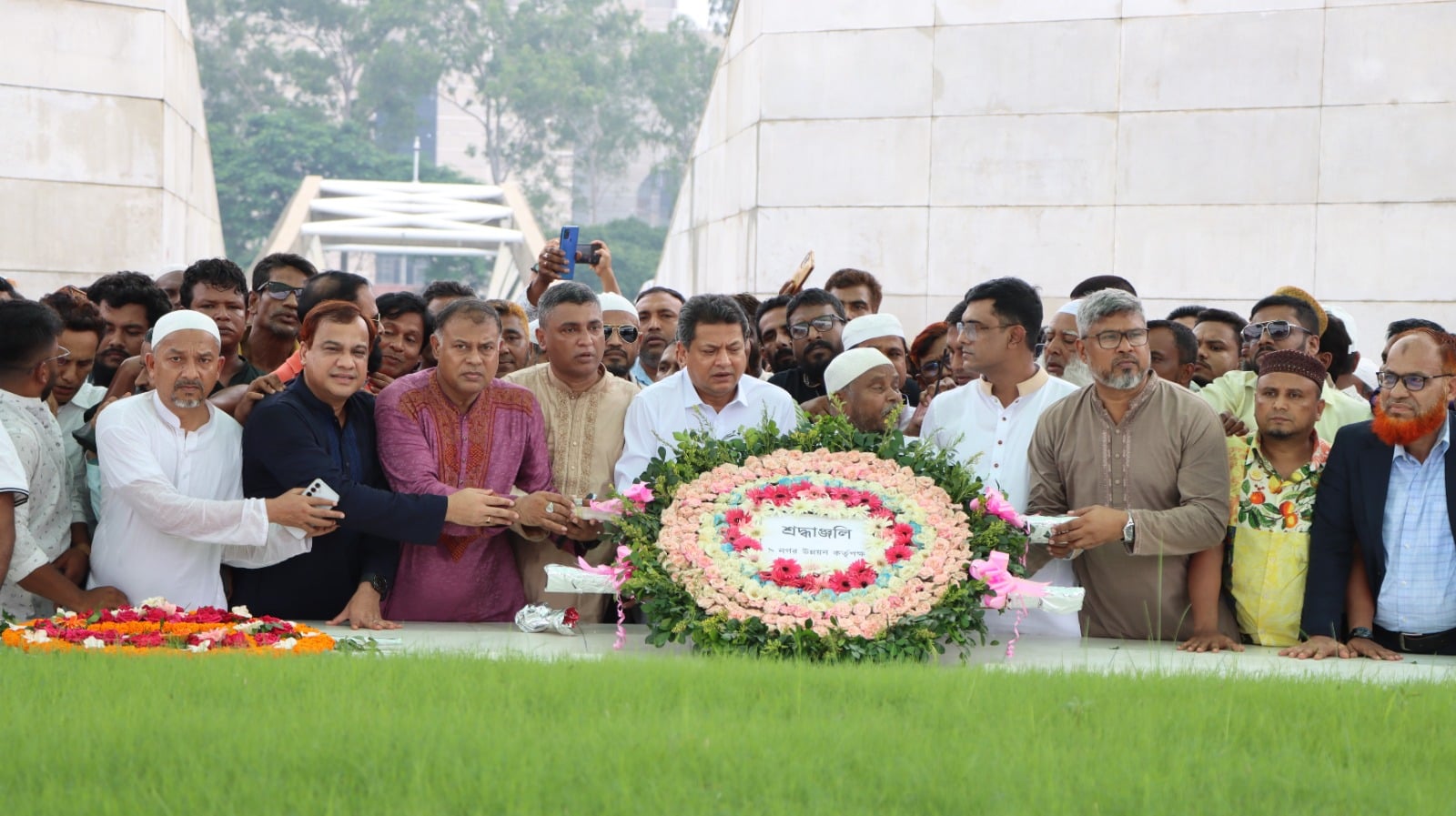 জিয়াউর রহমান ও খালেদা জিয়ার সমাধিতে গণপূর্তমন্ত্রীর শ্রদ্ধা
