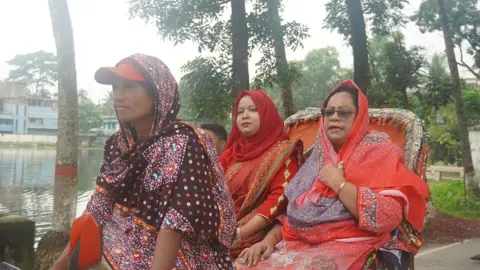 হেলেনার রিকশায় দুই নারী কর্মকর্তা, মিলল নতুন রিকশার আশ্বাস