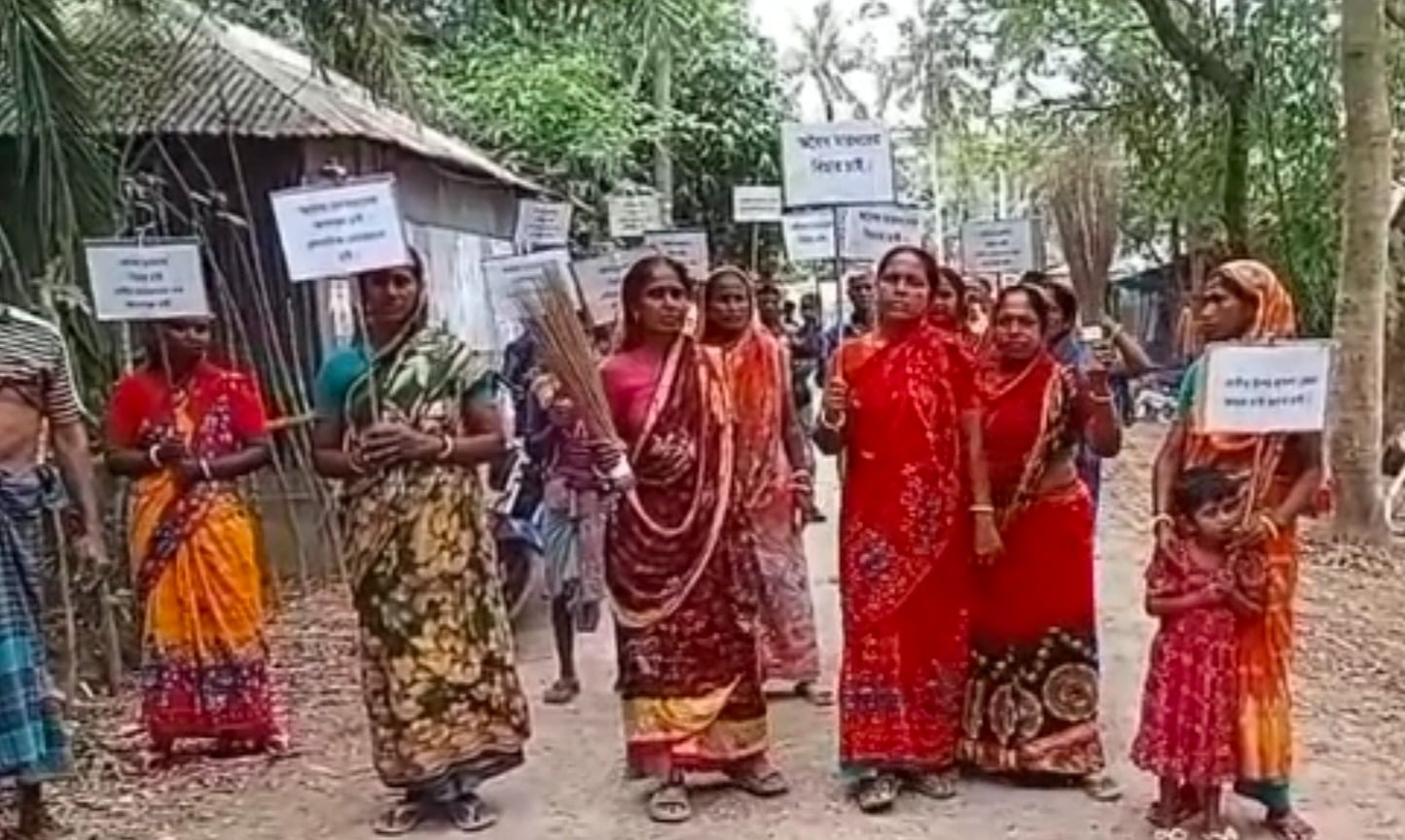 খুলনায় ইউপি চেয়ারম্যানের অপসারণ দাবিতে ঝাড়ু মিছিল