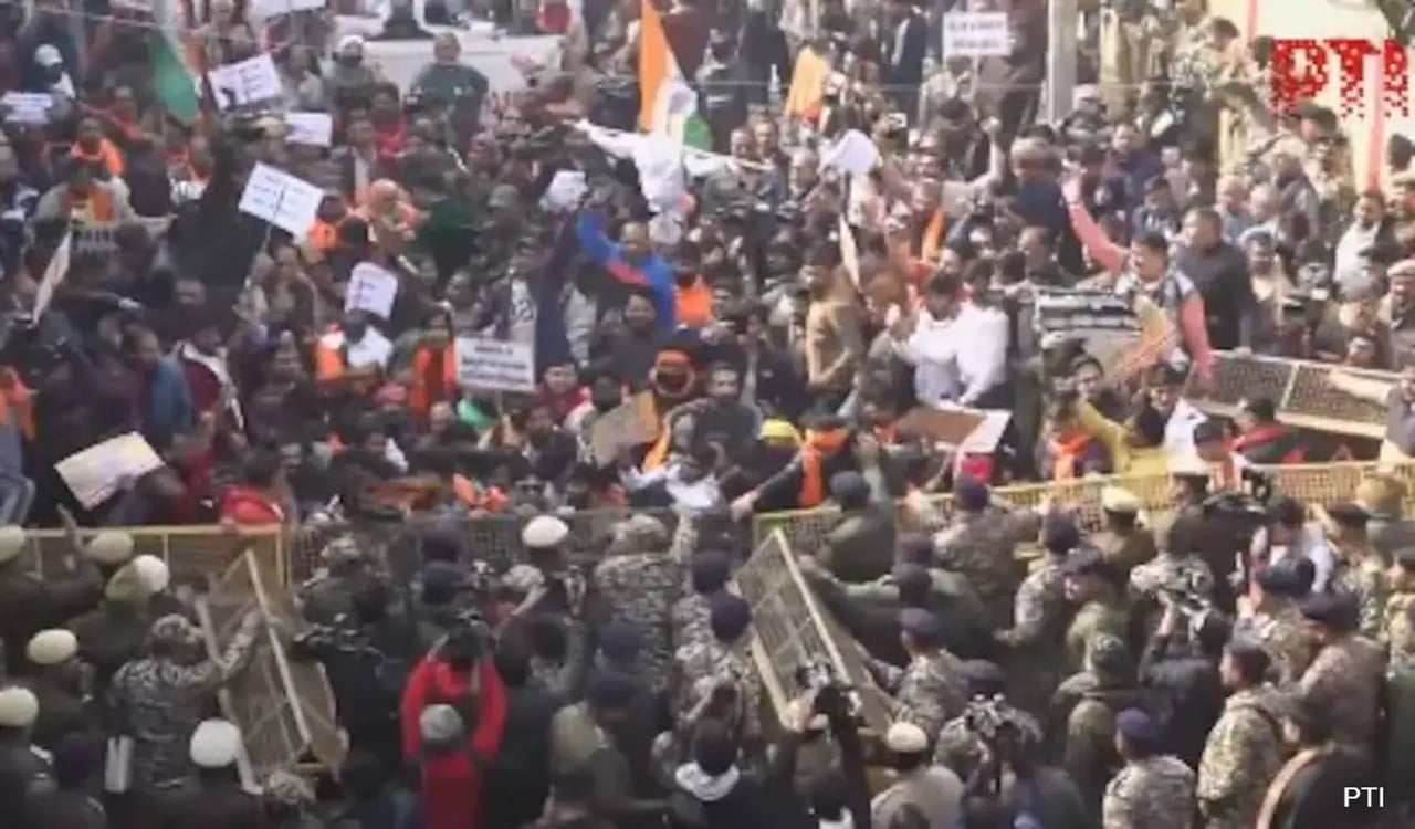 দিল্লিতে বাংলাদেশ হাইকমিশনের সামনে বিক্ষোভ, ব্যারিকেড ভেঙে ভেতরে ঢোকার চেষ্টা