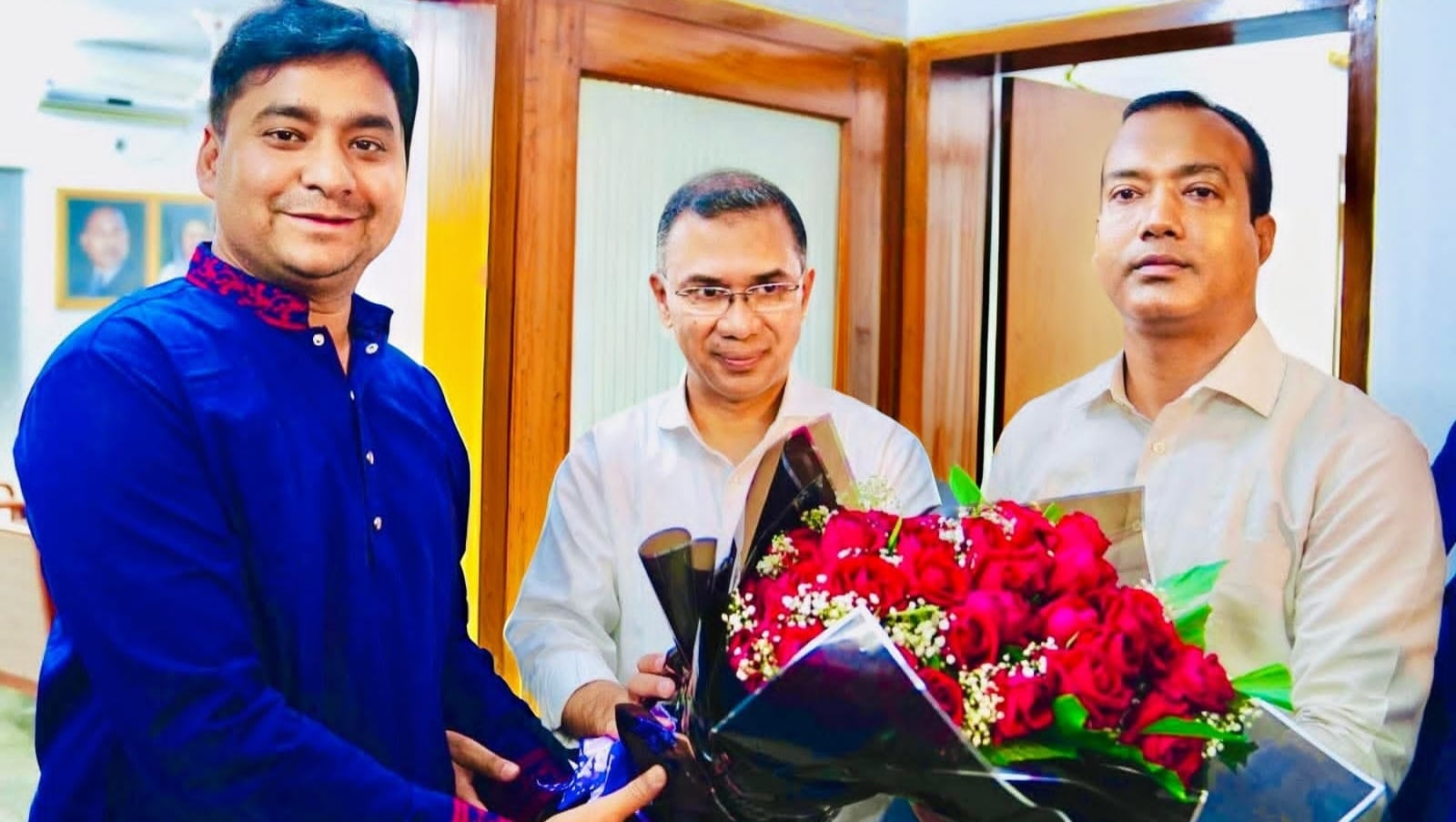 তারেক রহমানকে ফুলেল শুভেচ্ছা ছাত্রদল সভাপতি-সম্পাদকের